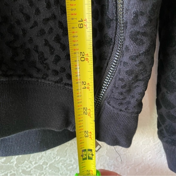 Rails Black Marlo Flocked Cobra
Pattern Side Zippers Cropped
Sweatshirt Top SZ M - Picture 7 of 13